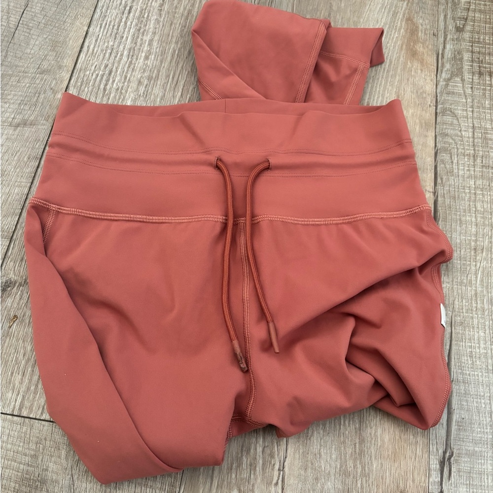 Vuori High-Rise Leggings in Clay Rose - Picture 3 of 4